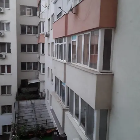 Cozy In Downtown Апартаменти Бухарест